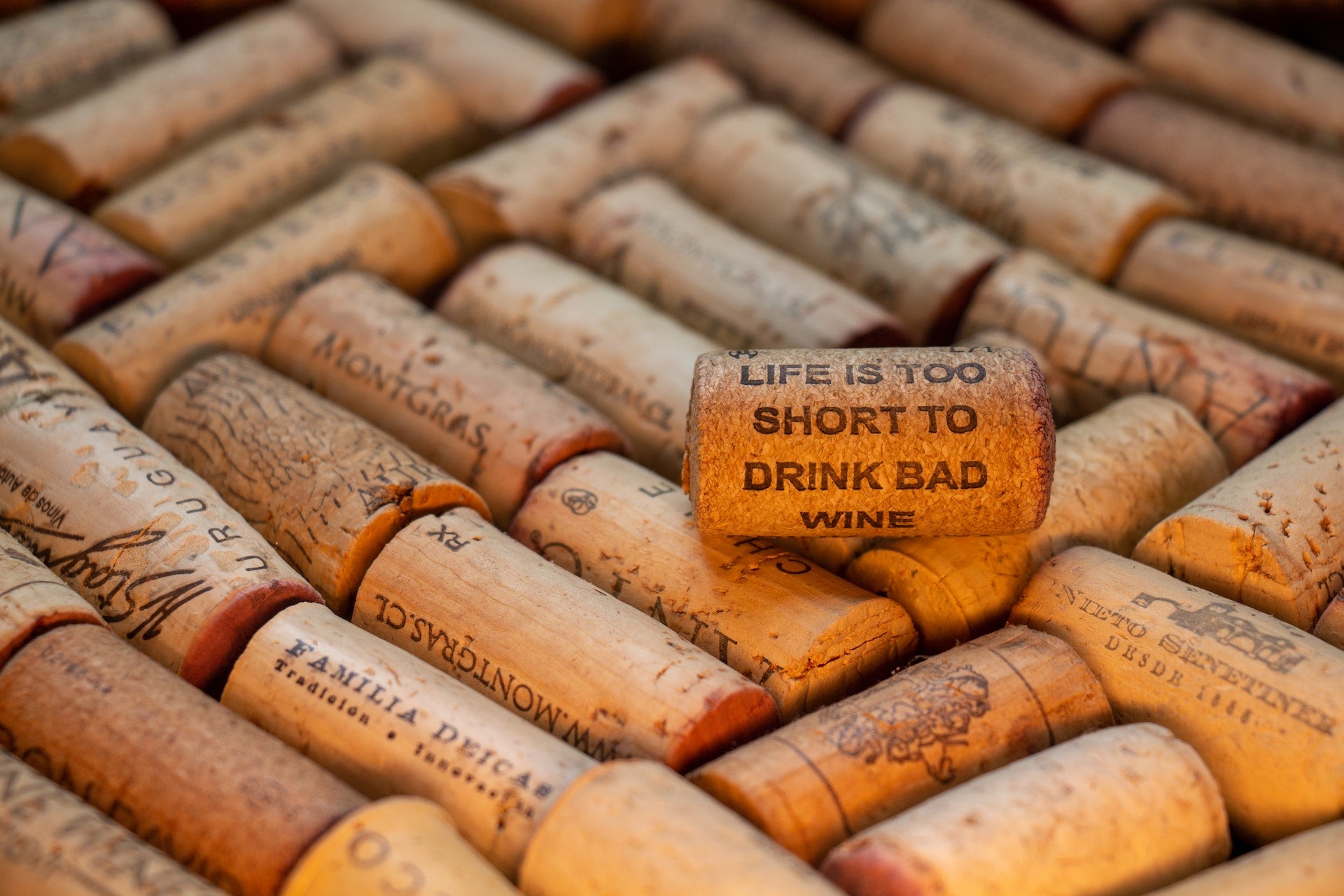What are the different types of closure in wine?