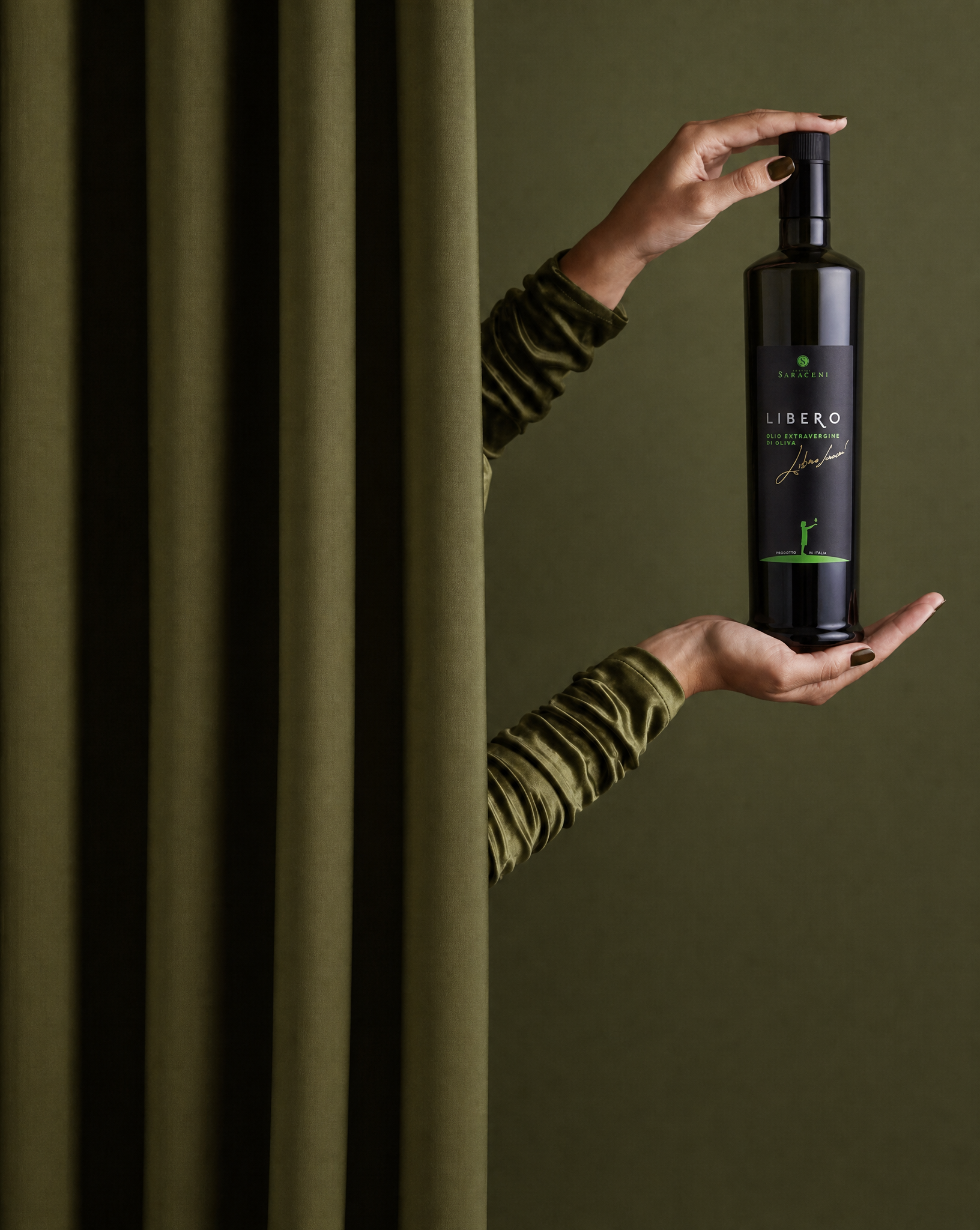 Libero EVOO — bright green extra virgin olive oil, cold-pressed and polyphenol rich, 500ml, Saraceni Wines (lifestyle image)