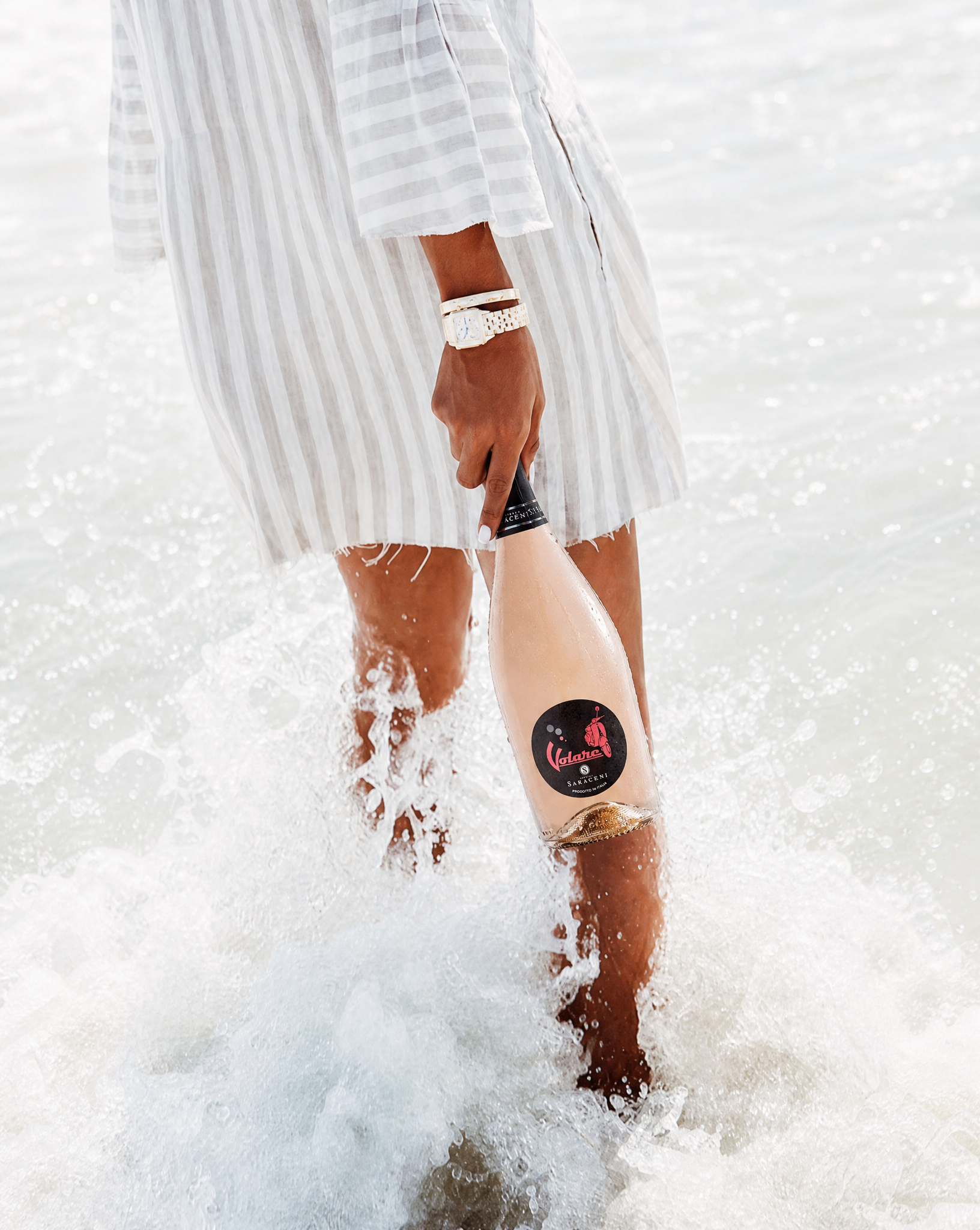 Volare Pink Grapefruit — straw yellow sparkling medium-sweet wine with pink reflections, 750ml, Saraceni Wines (lifestyle image)