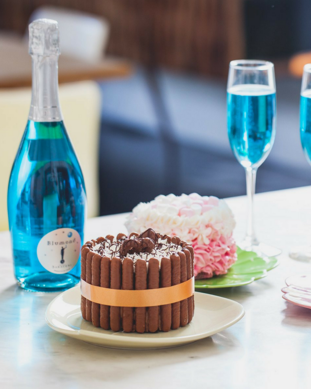Blumond Blue Bubbly — bright blue Italian sparkling sweet wine, 750ml, Saraceni Wines (tasting visual)