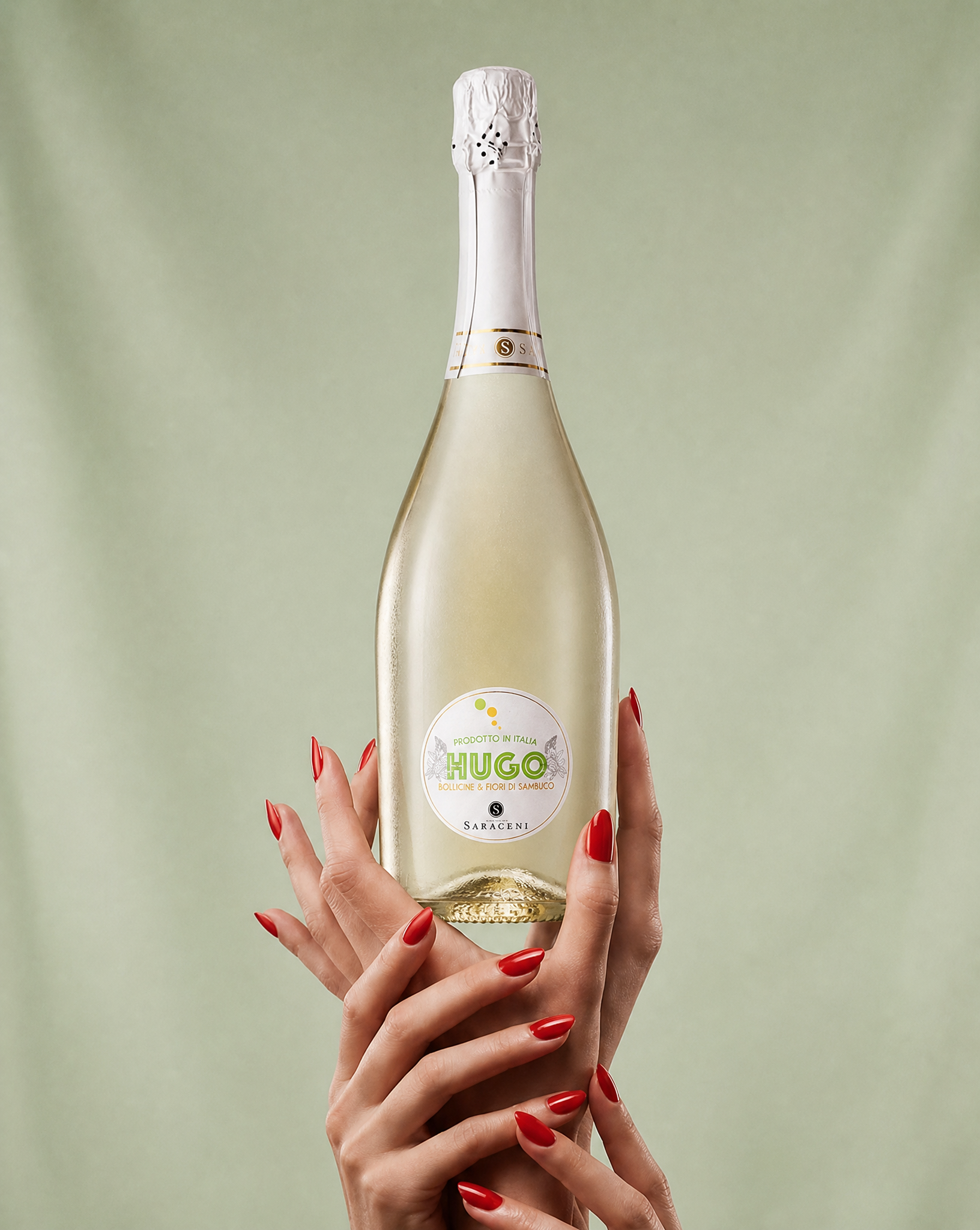 Hugo Spritz — pale sparkling sweet wine with bright green reflections, 750ml, Saraceni Wines (lifestyle image)