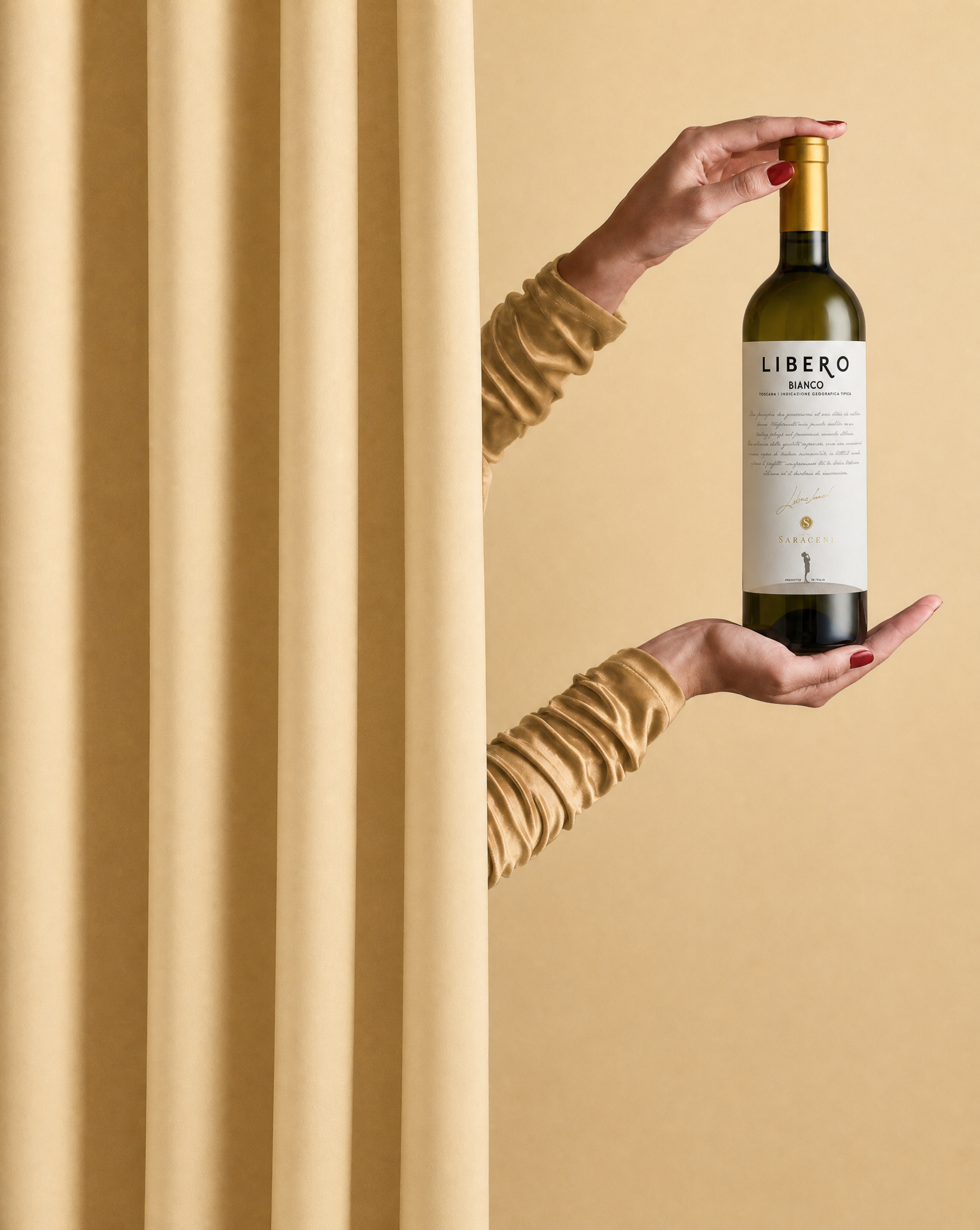 Libero Bianco — light yellow dry white wine, 750ml, Saraceni Wines (lifestyle image)