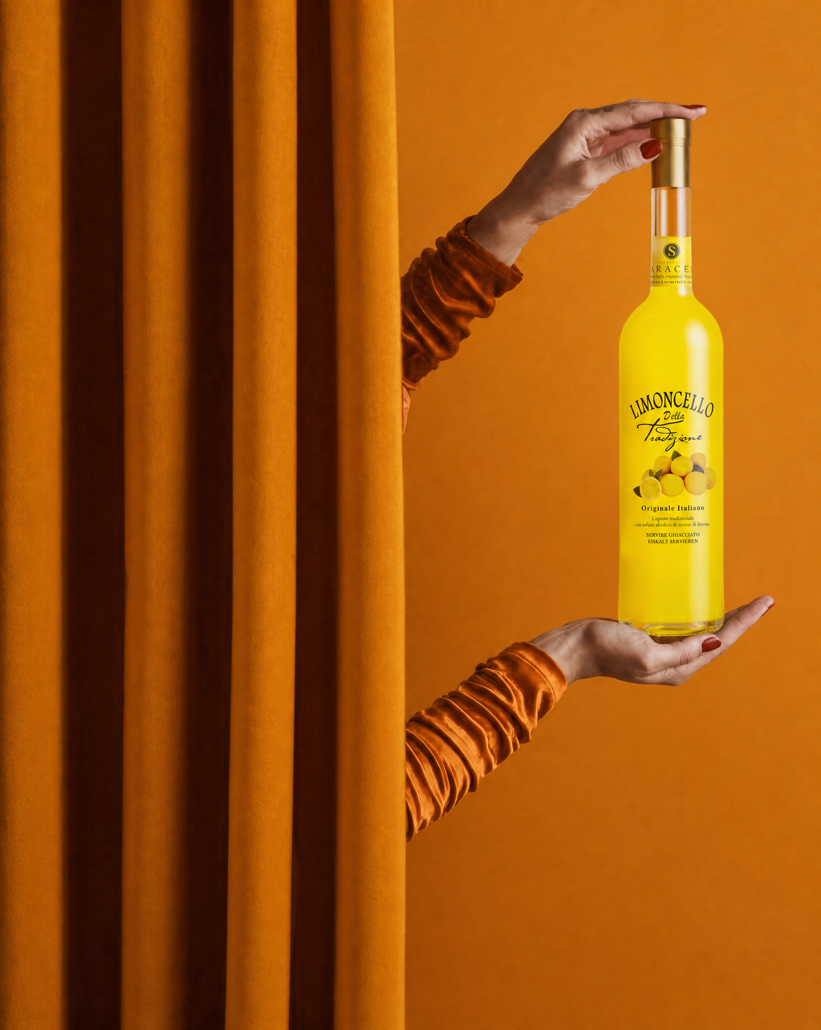 Limoncello d'Autore — bright yellow sweet Italian limoncello liqueur, 500ml, Saraceni Wines (lifestyle image)
